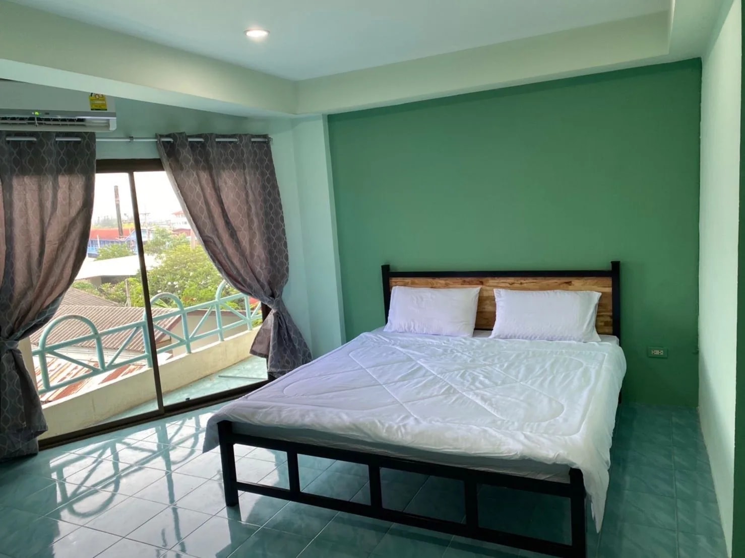 Rungsub Apartment, Laem Chabang: habitaciones con aire acondicionado y estándar con balcón amplio en alquiler mensual, cerca de Harbor Mall · 1