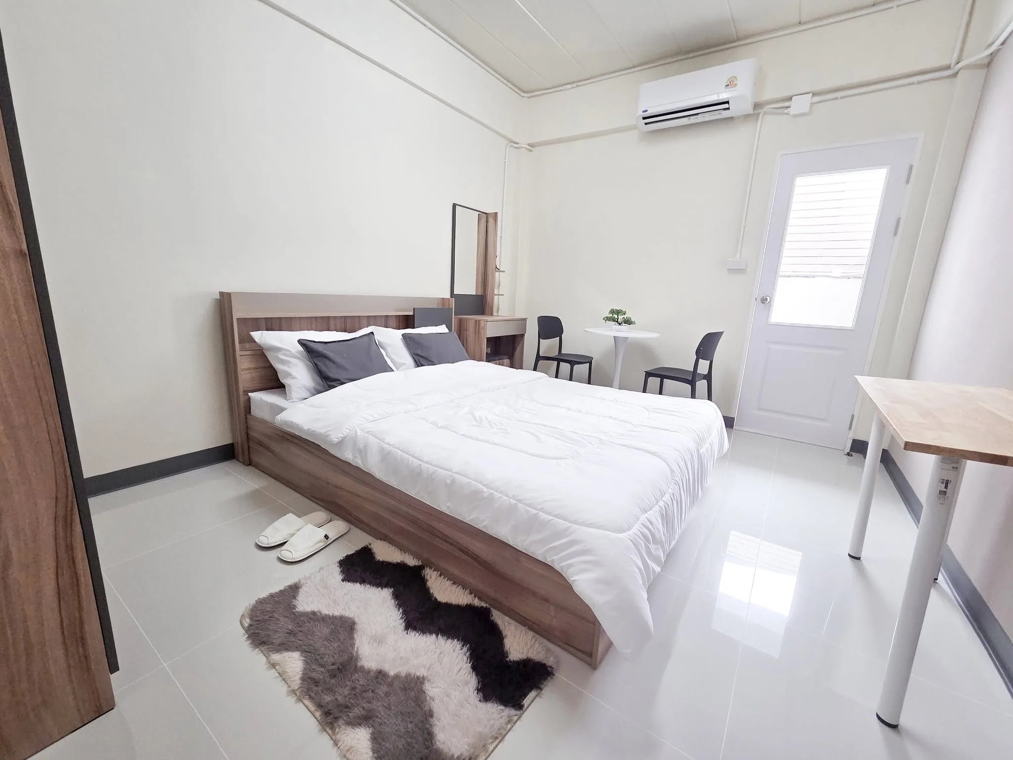 SETHI HAUS, Soi Lat Pla Khao 72: Newly Decorated Monthly Rooms with a Free Gym, 750 m from MRT Lat Pla Khao · 1