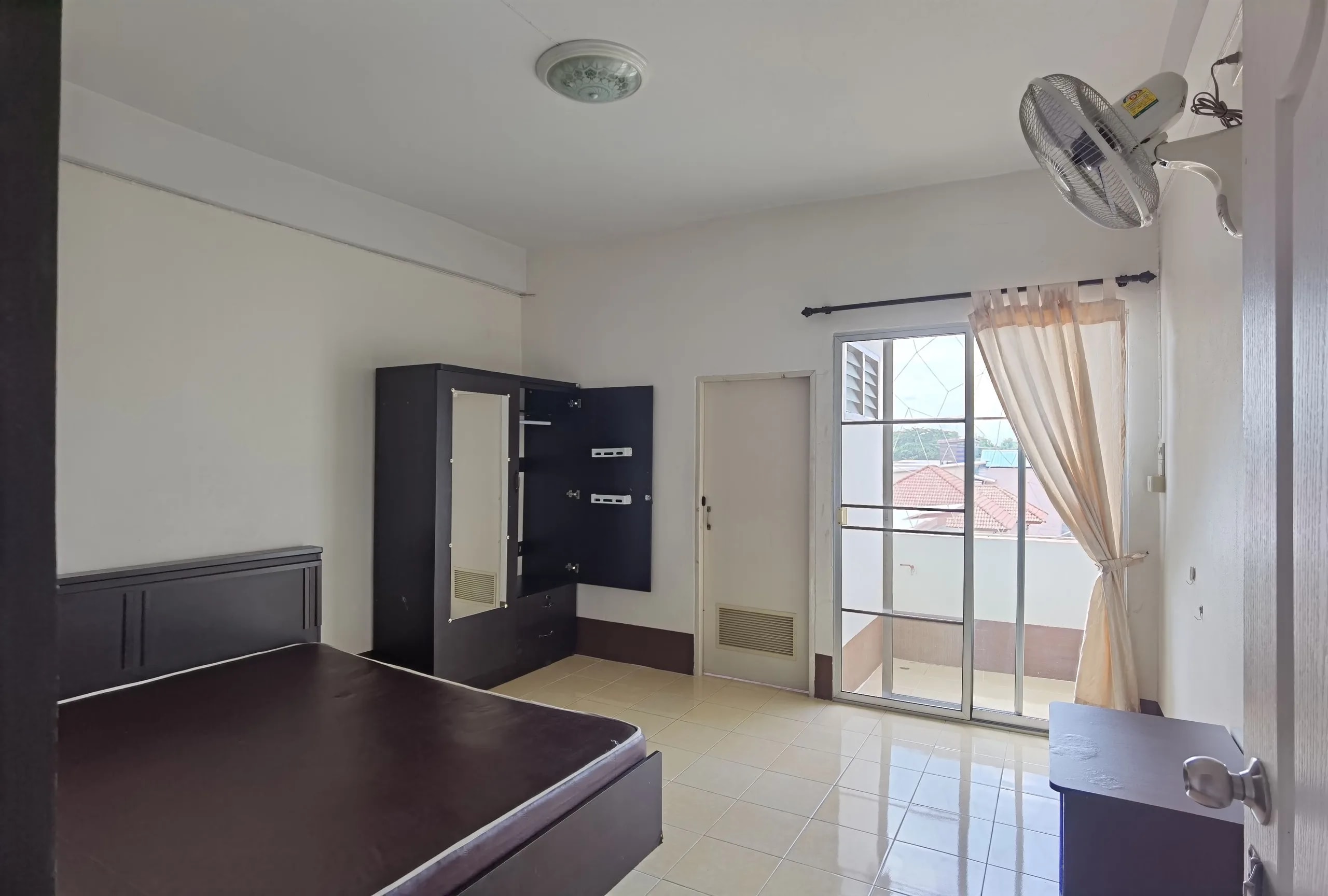 SK Apartment, Soi Chom Chan : chambres au mois avec ventilateur ou climatisation, près de Central Chiang Mai Airport · 1