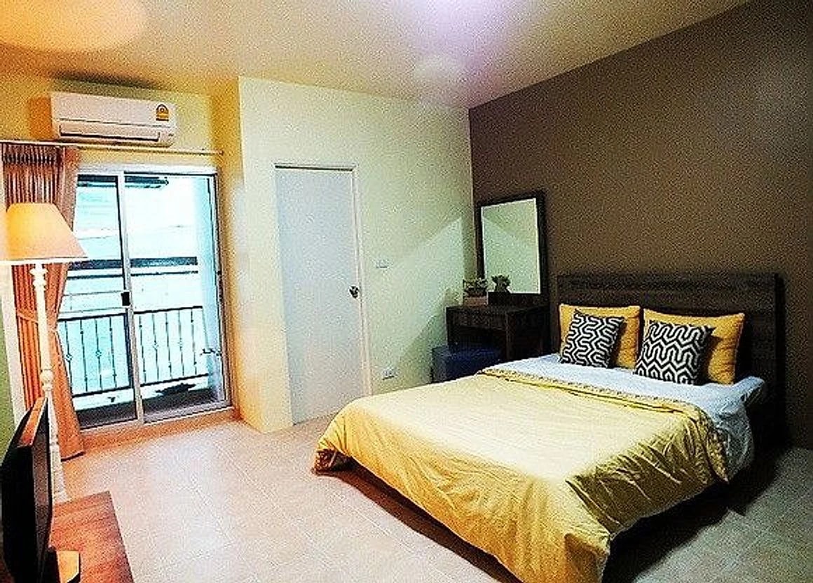 Srisuke Place, Soi Lat Phrao 34: phòng có nội thất 23–25 m² cho thuê theo tháng, gần MRT Ratchadaphisek và MRT Lat Phrao · 1