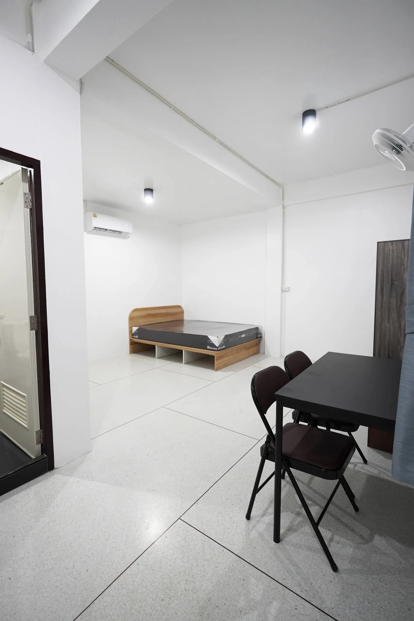 The Berlin28, Soi Kamnan Maen 28, Chom Thong : chambres meublées au mois à 3,500–4,500 THB, près de la rue Kalaphapruek · 1