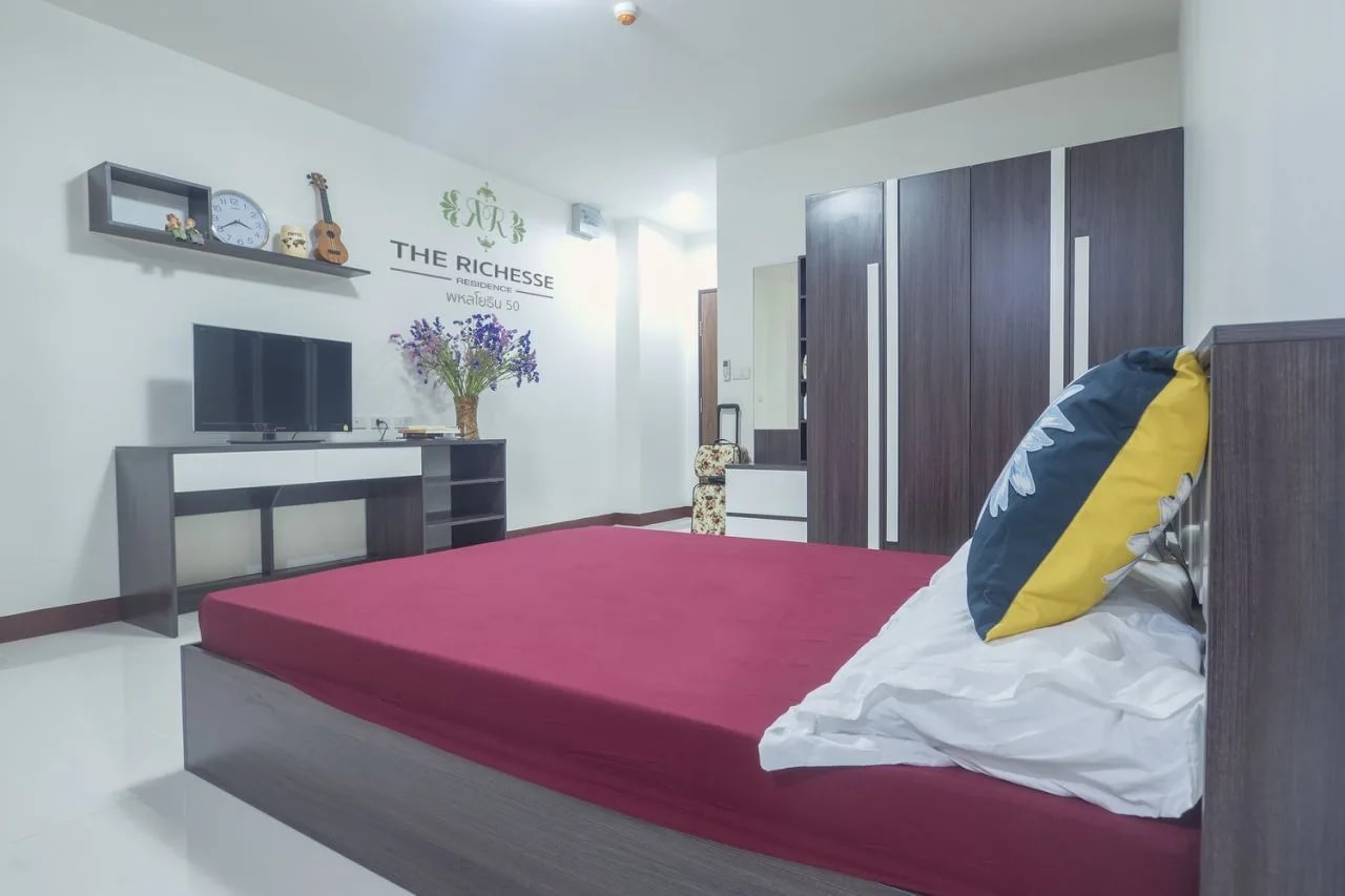 غرف مفروشة مع Wi-Fi مجاني للإيجار الشهري في The Richesse Residence، Soi Phahon Yothin 50، على بعد 700 م من محطة BTS Sai Yut · 1