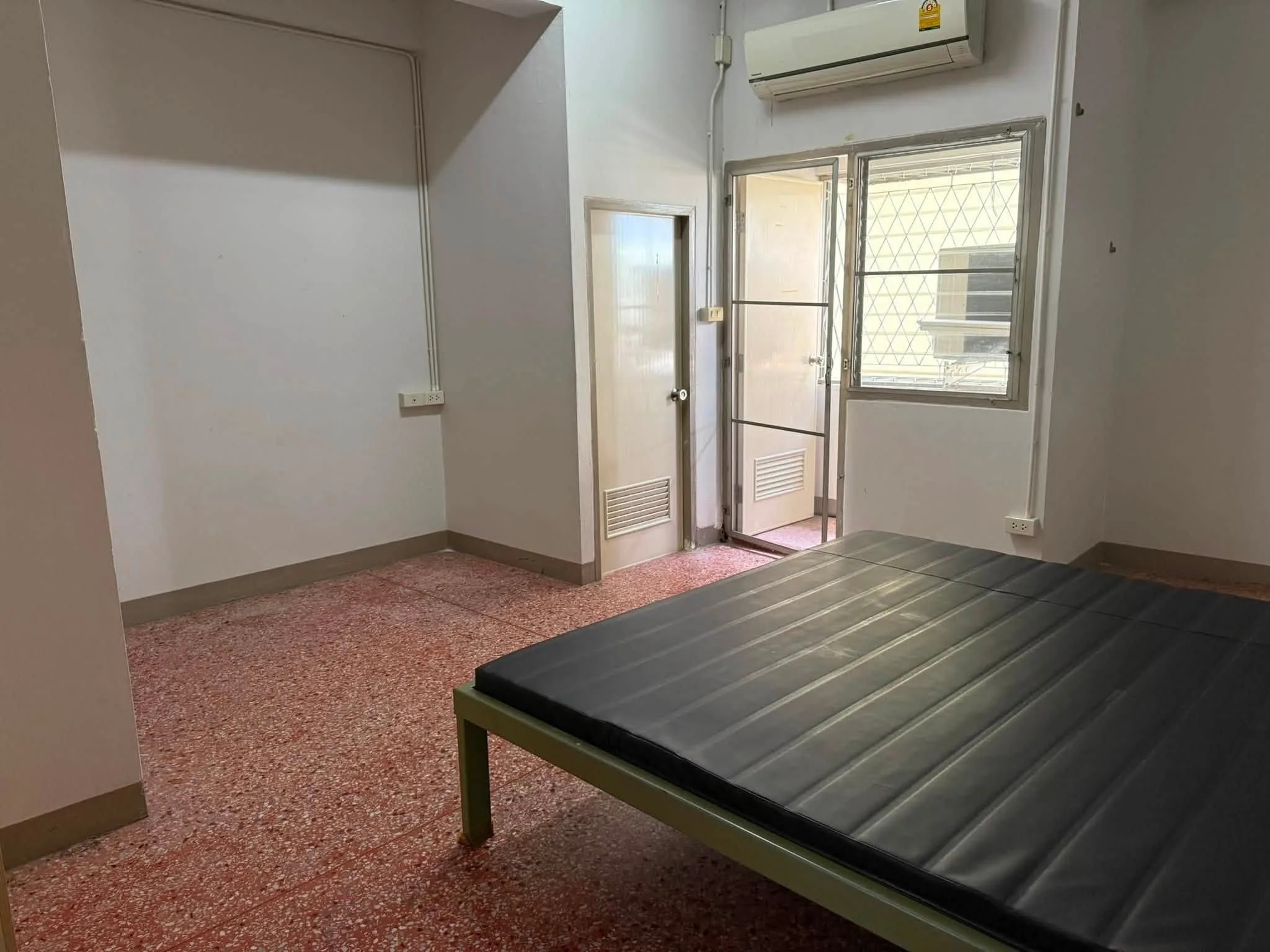 Thunyaphruet Apartment, Lat Phrao 87 Yaek 9: Zimmer mit Ventilator oder Klimaanlage zur Monatsmiete, eigenes Wi-Fi in jedem Zimmer, nahe einem Markt · 1
