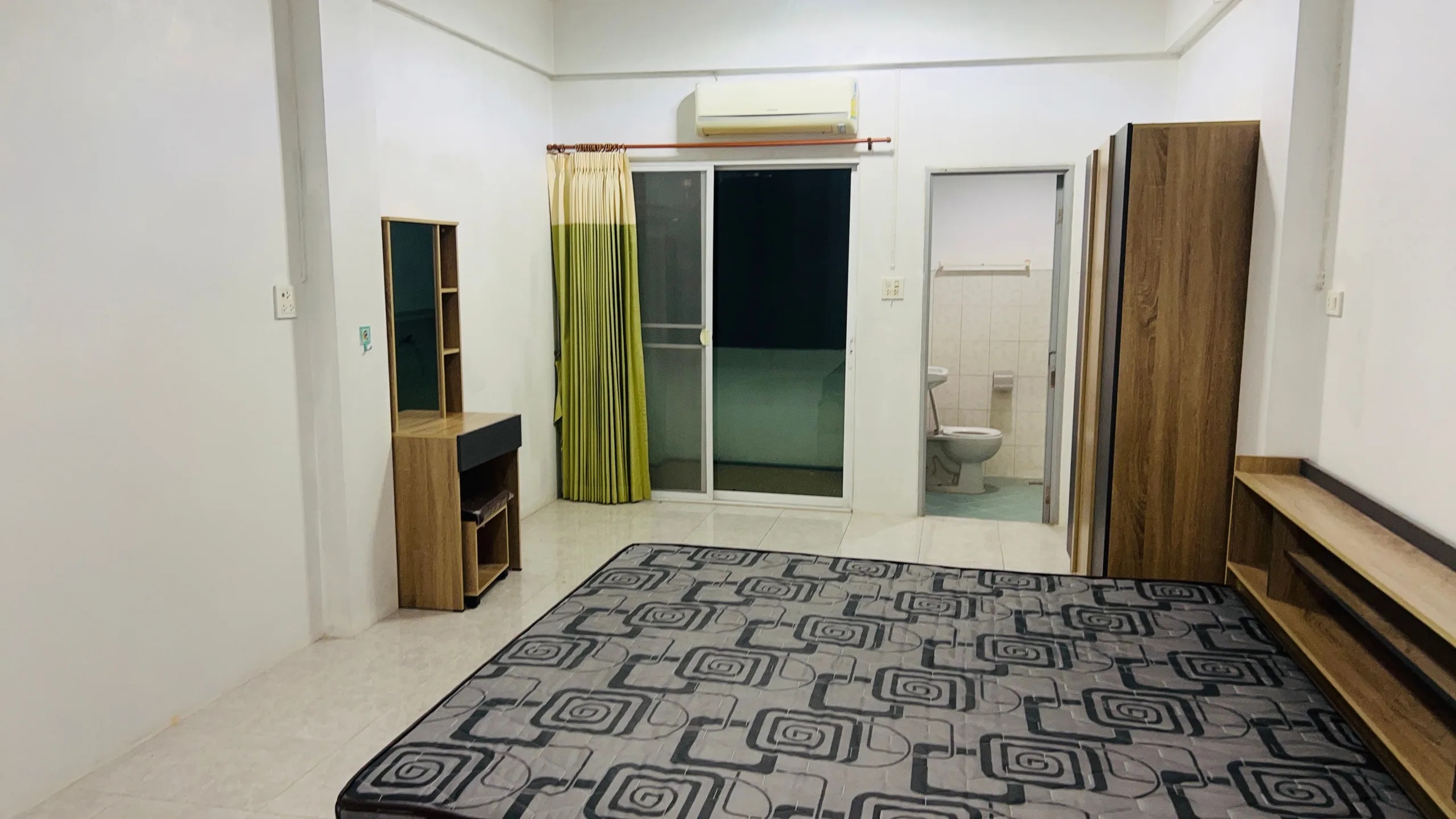 T.W. Apartment, Ban Suan, Chon Buri: Monthly Fan and Air-Conditioned Rooms near Samitivej Chonburi Hospital · 1