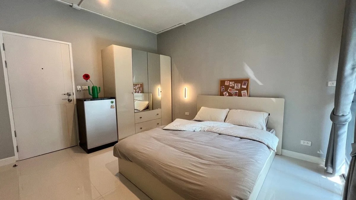 W Urban, Soi Lat Phrao 107 Yaek 18, neben der Rattana Bundit University: neue Studios mit 24–27 m² und kostenlosem Wi-Fi zur Monatsmiete · 1