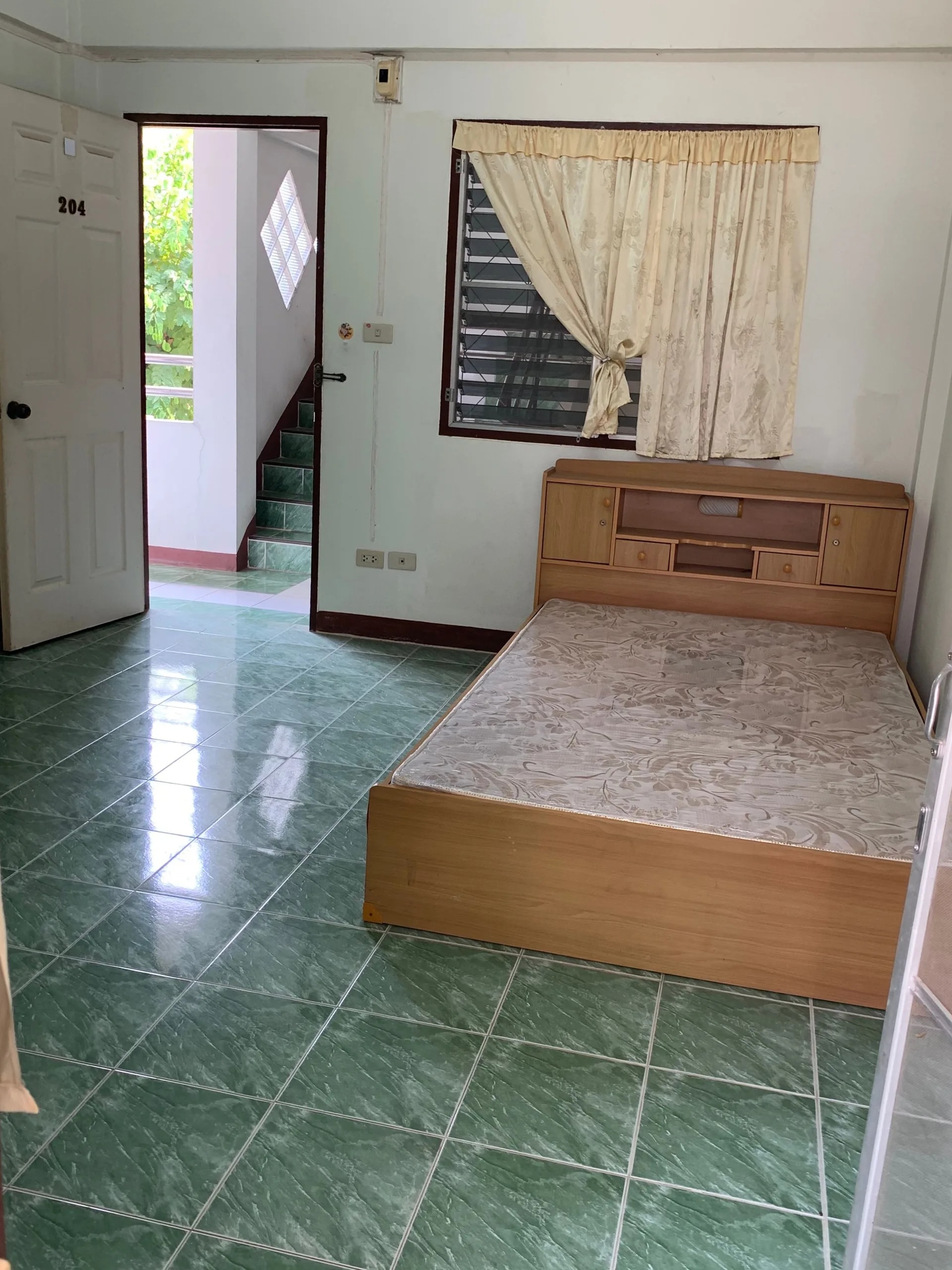 Wannapat Dormitory, Chom Doi Soi 3: Zimmer mit Ventilator zur Monatsmiete nahe dem Internationalen Ausstellungs- und Kongresszentrum Chiang Mai · 1