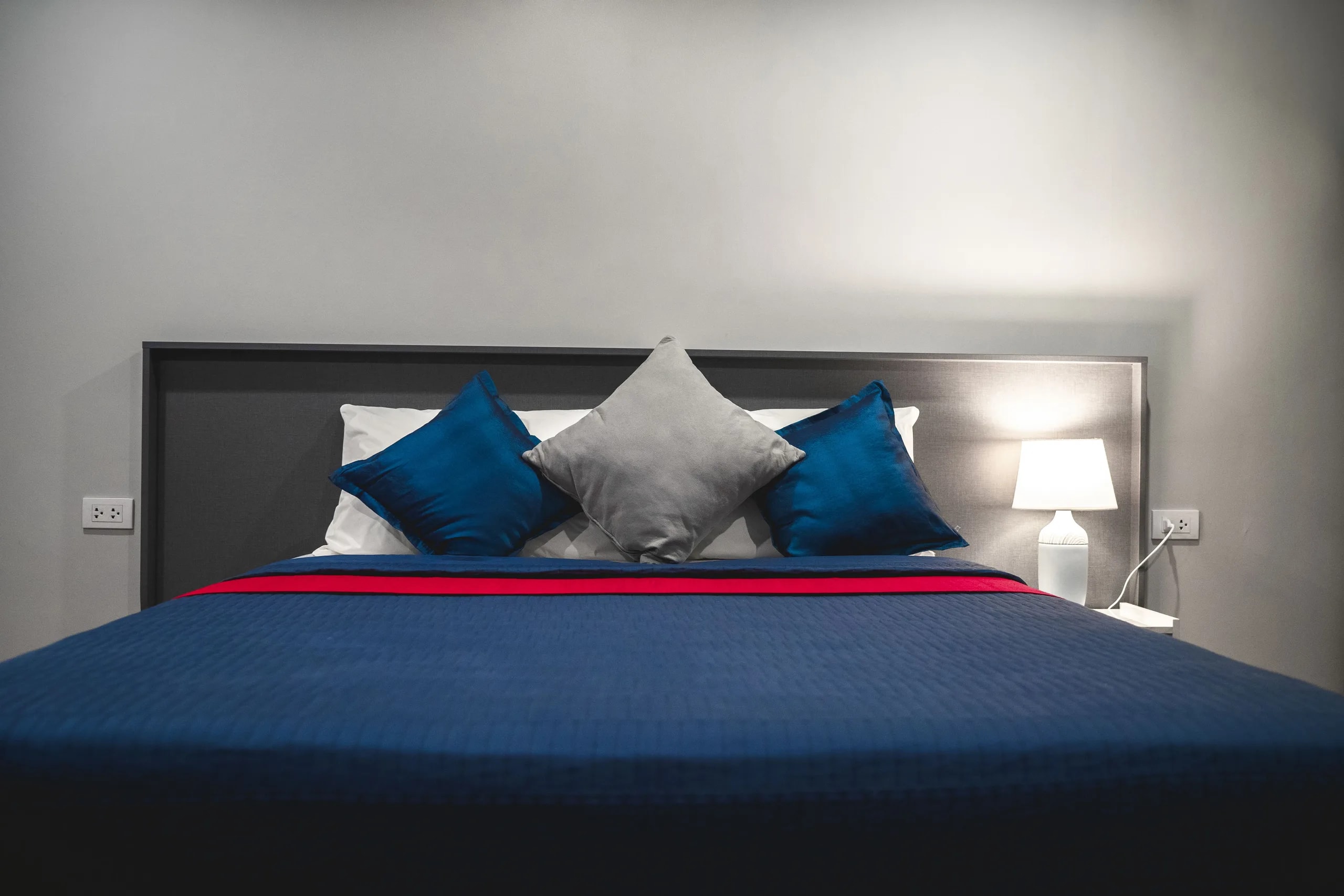 WHITE ROOM Silom ซอยสีลม 9 บางรัก ห้องสตูดิโอรายเดือน 24–54 ตร.ม. ห่าง BTS ช่องนนทรีประมาณ 125 ม. · 1