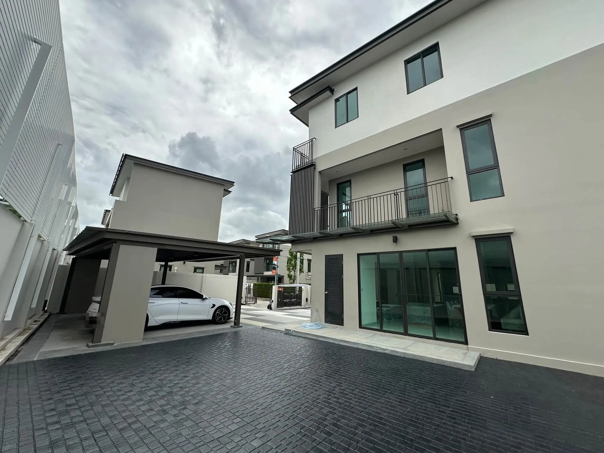 Corner 3-Storey Detached House for Sale at AQ Arbor Suanluang Rama 9-Pattanakarn, 97.1 sq.wah, 297 sq.m., Fully Built-in and Furnished · 1