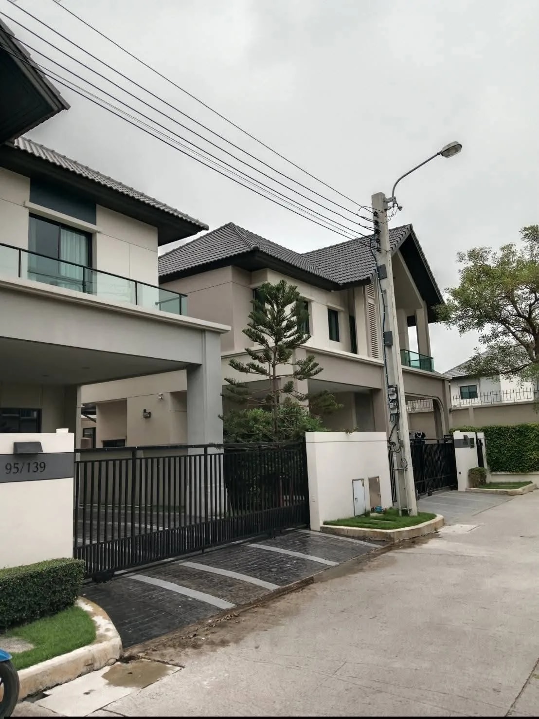 ให้เช่าบ้านเดี่ยว บางกอก บูเลอวาร์ด ศรีนครินทร์-บางนา ตกแต่งครบ 3 ห้องนอน 200 ตร.ม. 52 ตร.ว. ใกล้สถานีศรีด่าน · 1