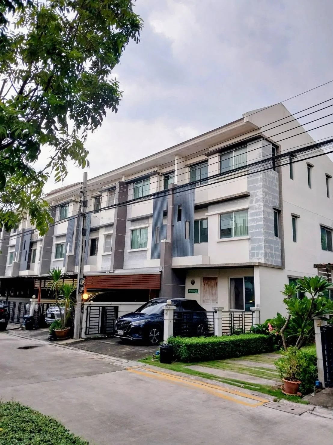ขายทาวน์โฮม 3 ชั้น ห้องมุม หมู่บ้านทาวน์พลัส เทพารักษ์ กม.11 บางพลี 3 ห้องนอน 3 ห้องน้ำ · 1