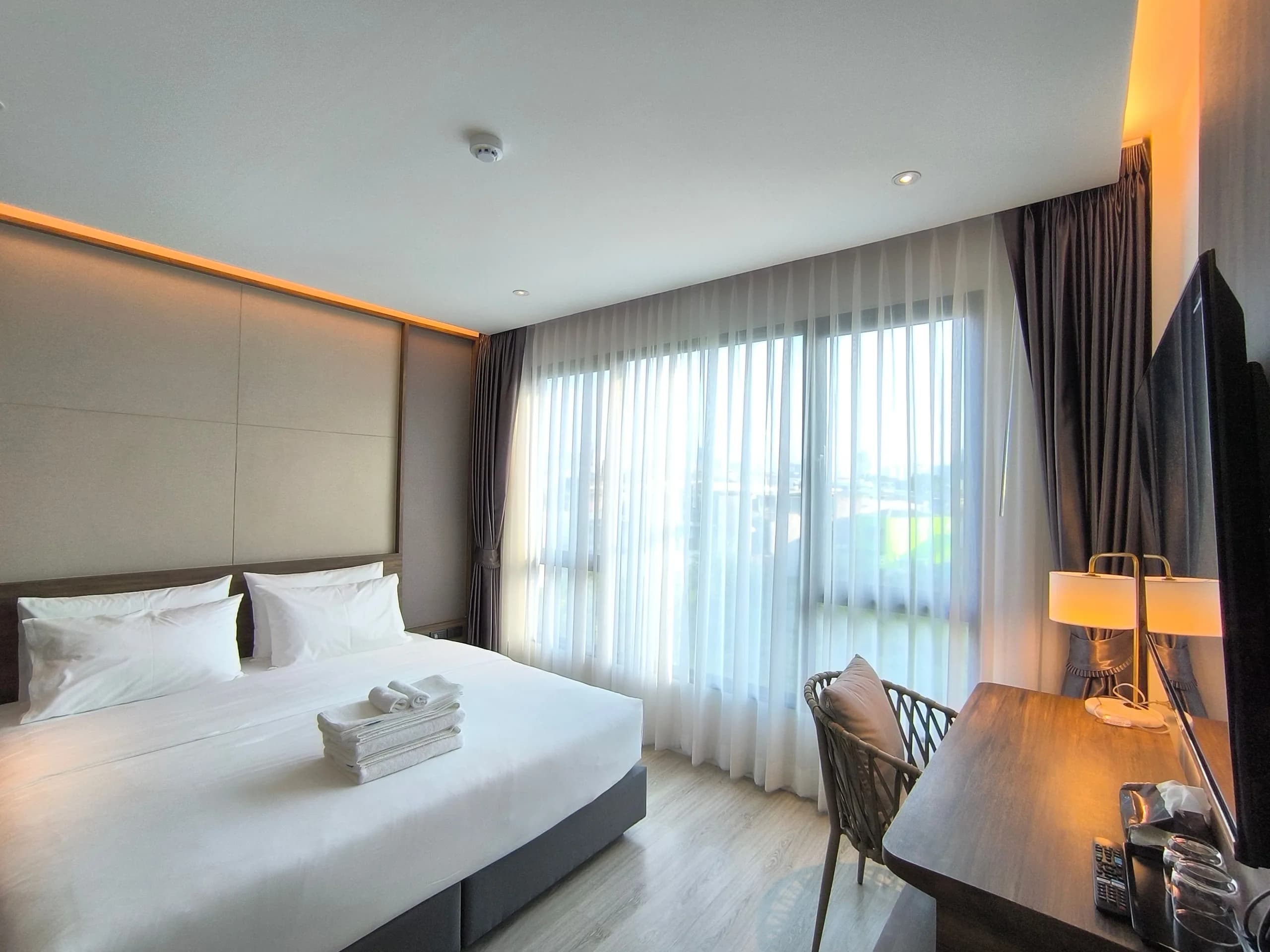 Adamus House, Rama 4 Road, Hua Lamphong, Bang Rak: Serviced Apartment, Zimmer mit 17-42 m² zur Monatsmiete, Wasser und Strom inbegriffen, etwa 100 m von MRT Hua Lamphong entfernt