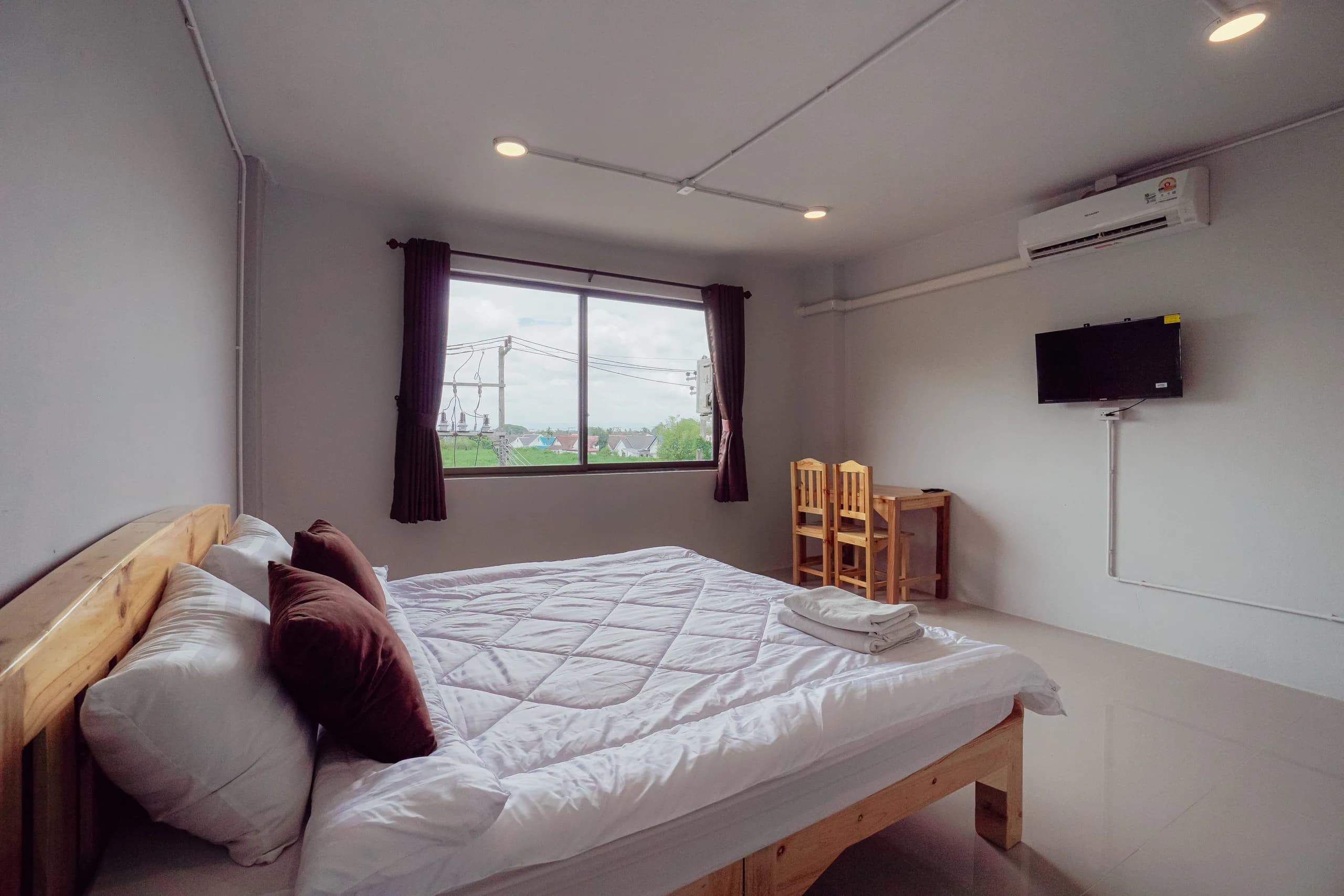 Baan Don Pin Residence by Dr. Sun، Mae Hia: غرف شهرية جديدة ومفروشة قرب IKEA Chiang Mai