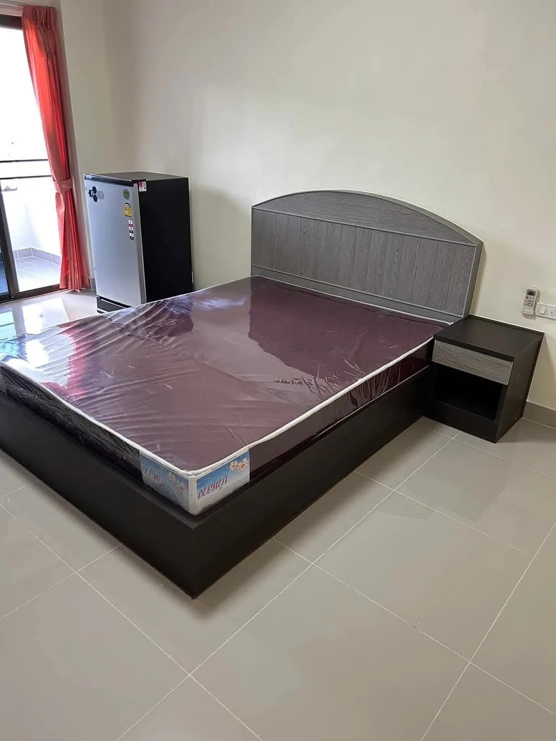 Home Sweet Place, Si Racha: Monatszimmer mit 32 m² und Einbaumöbeln nahe Tuk Com Sriracha