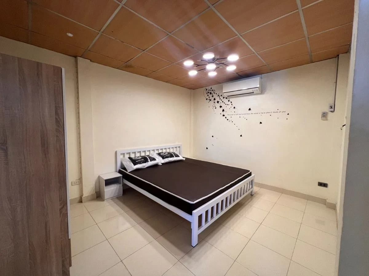 JC Residence 2, Si Racha: Monatszimmer mit Klimaanlage, Katzen erlaubt, nahe St. Paul Convent School