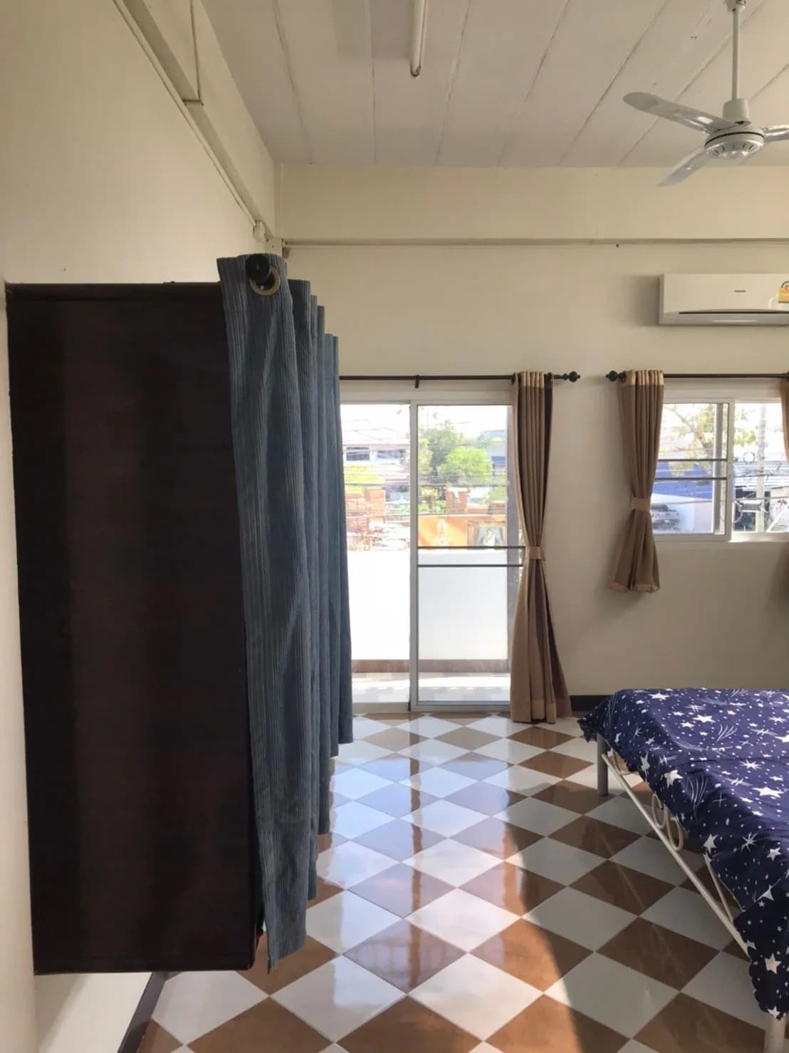 Nak Charoen Dormitory, Hua Kunchae, Ban Bueng : chambres climatisées ou avec ventilateur et balcon au mois, près de l'usine Oishi