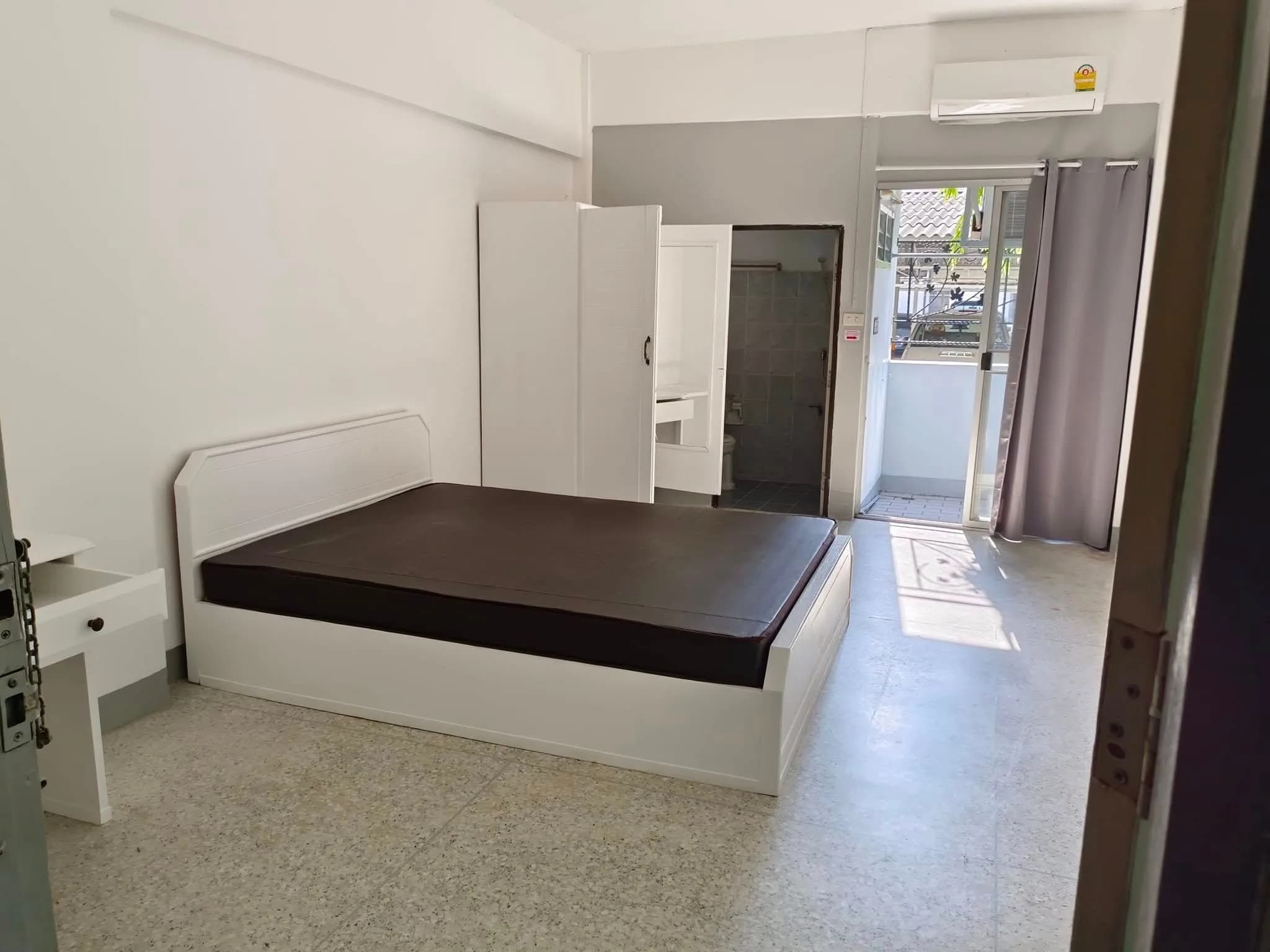P Apartment, Charan Sanitwong Road, Bang Phlat: Zimmer mit 25 m² zur Monatsmiete an der Hauptstraße mit überdachtem Parkplatz, nahe Yanhee Hospital