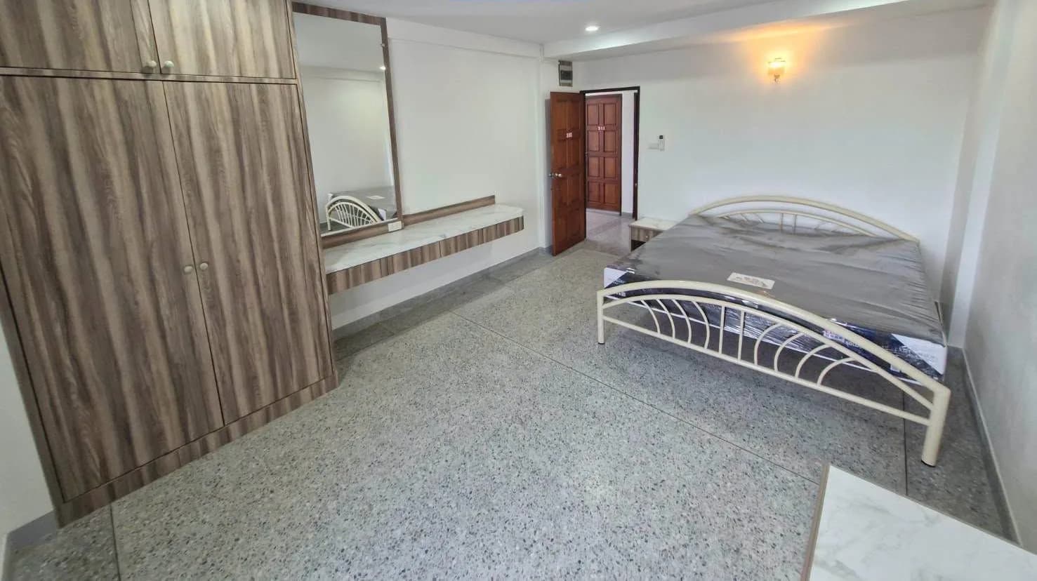 Rattanapong Apartment, Hua Thale, 나콘랏차시마: Boonwattana 학교 인근 엘리베이터 있는 월세 에어컨 객실
