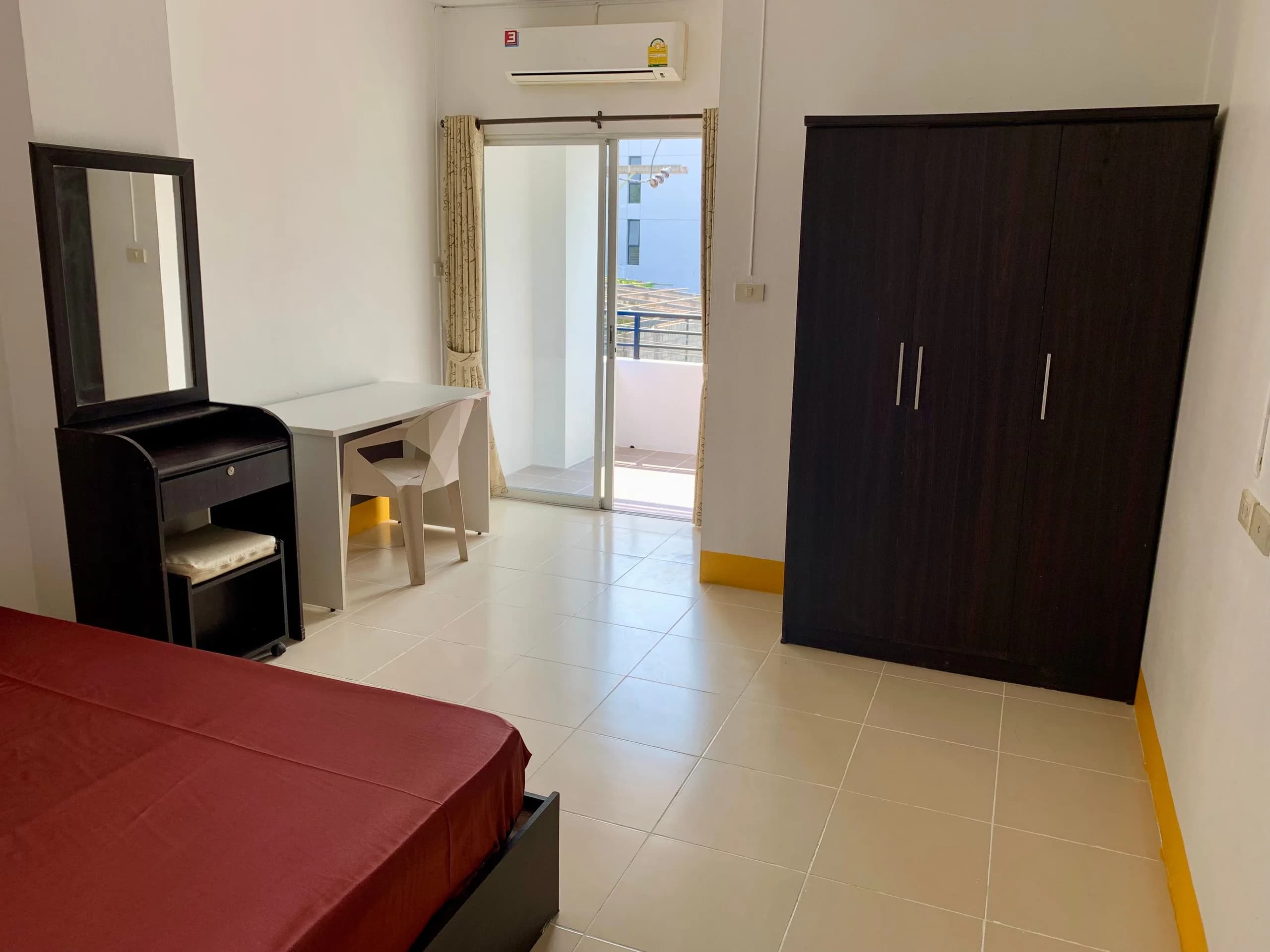 Taveethong Place, Suthep : chambres de 24 m² au mois avec balcon, près de Wat Umong, derrière l'université de Chiang Mai