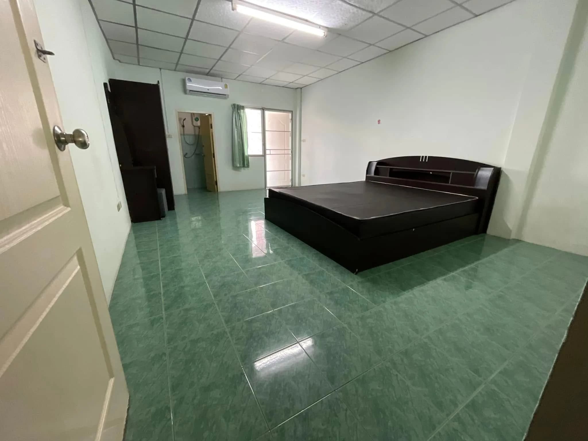 Wealth & View Apartment في Pluak Daeng: غرف شهرية مكيّفة وبمروحة قرب سوق Pluak Daeng البلدي للطازج