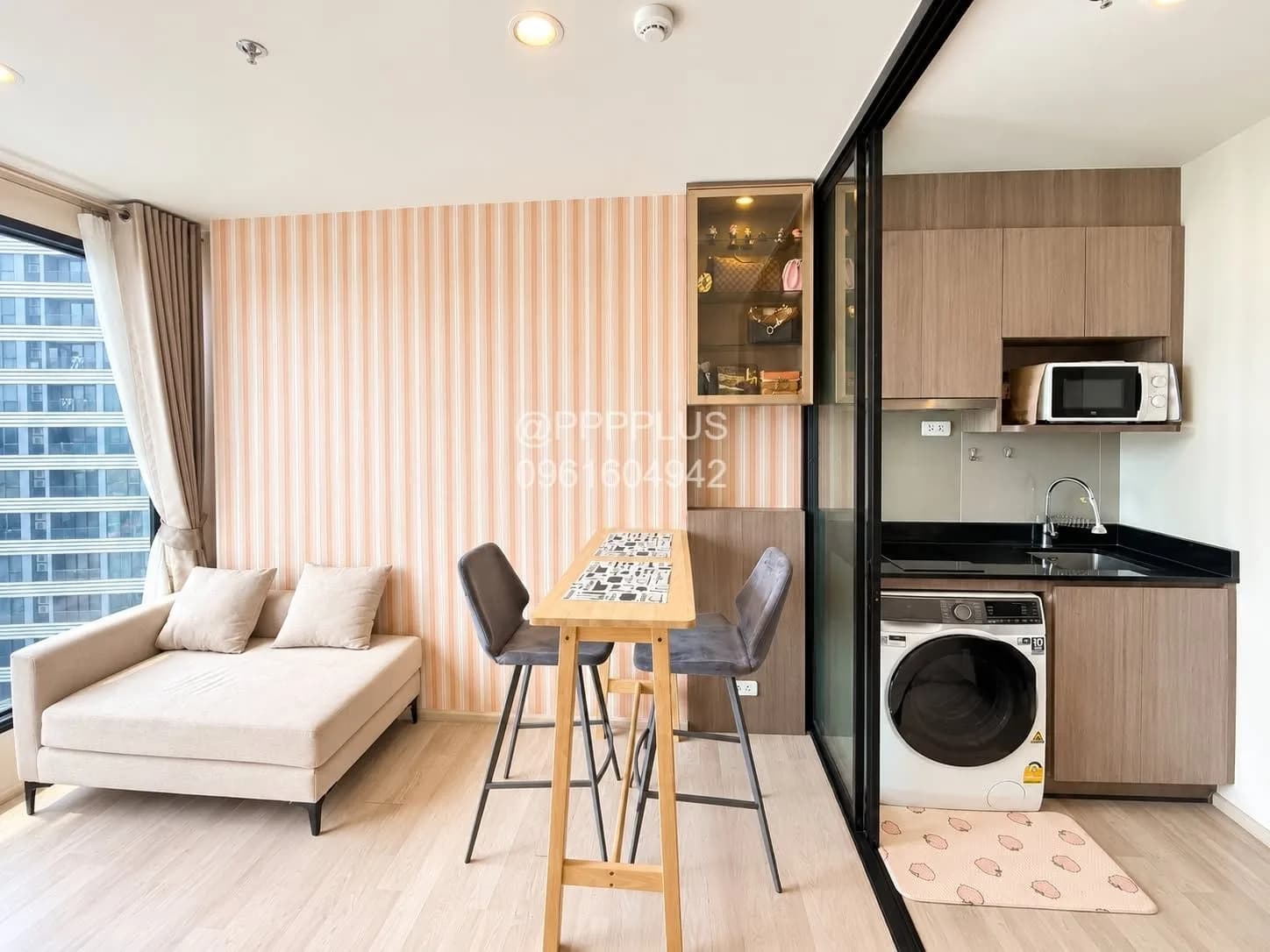 1卧室公寓出租,位于 Ideo Mobi Sukhumvit Eastpoint,37平方米,高层,带浴缸,泳池景观,靠近 BTS Bang Na